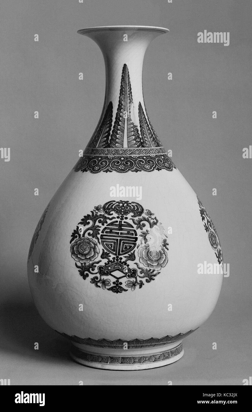 Vase, de la dynastie Qing (1644-1911), probablement de la période Qianlong (1736-95), 18e siècle, la Chine, le "soft paste' peint en porcelaine Banque D'Images