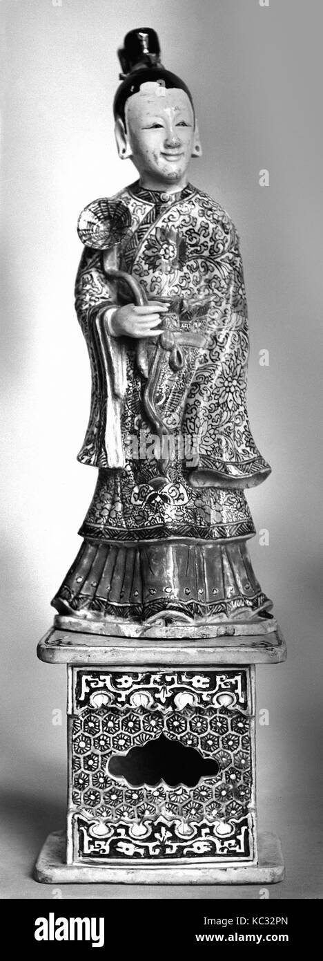 Figure mythologique, de la dynastie Qing (1644-1911), de la période Qianlong (1736-1995), Chine, Porcelaine, H. 14 1/2 in. (36,8 cm), Céramique Banque D'Images