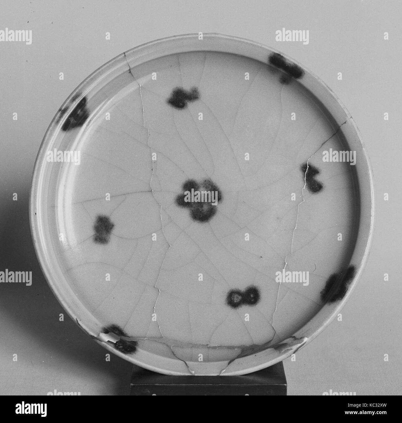 Plaque, Dynastie Song (960-1279), Chine, porcelaine (Longquan ware), diam. 6 1/2 in. (16,5 cm), Céramique Banque D'Images