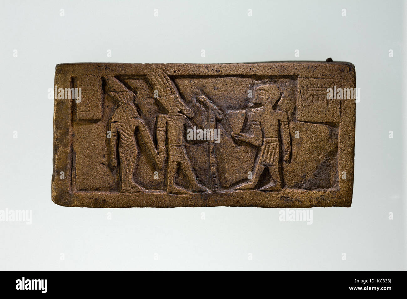 Partie d'une base de statue en bronze, inscrit à l'égyptien et le grec, 6e siècle avant J.-C. Banque D'Images