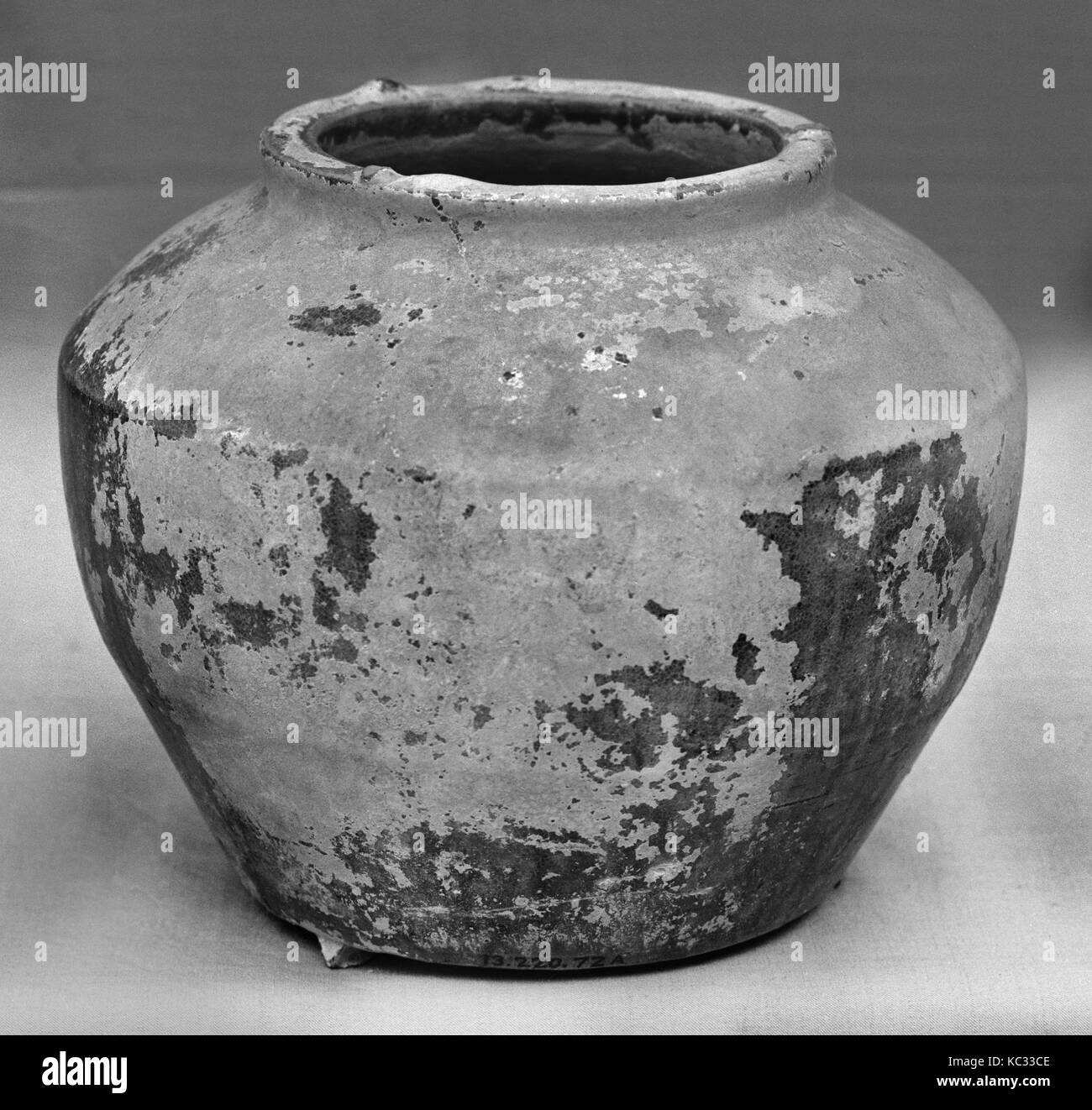 Paire de vases, de la dynastie des Han (206 av. J.-A.D. 220), de la Chine, de la Poterie, glacé, un : H. 5 1/4 in. (13,3 cm) ; Diam. 6 1/2 in. (16.5 cm Banque D'Images
