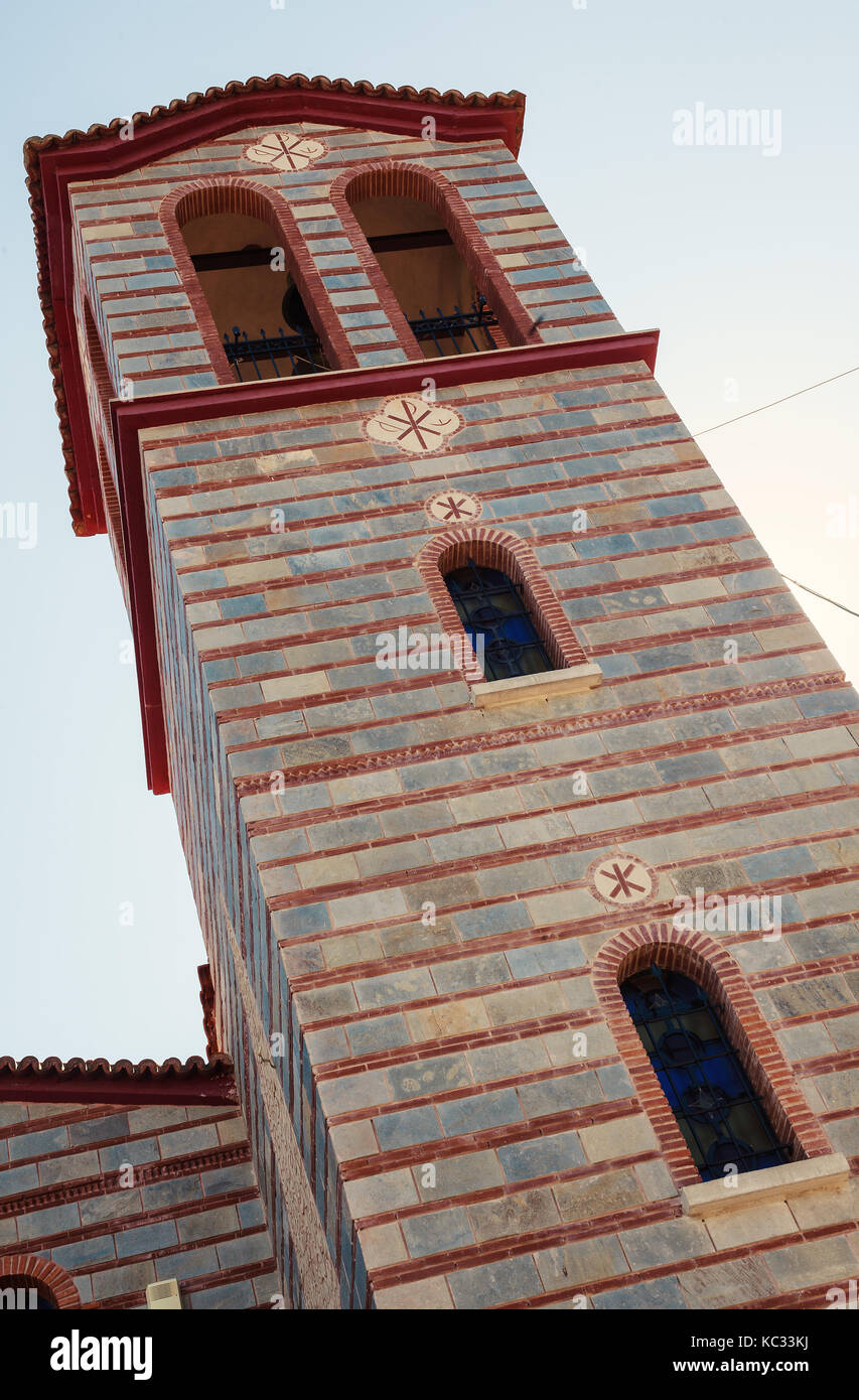 Détails de l'église orthodoxe grecque, partie de bâtiment avec l'accent sur la tour des cloches. Banque D'Images