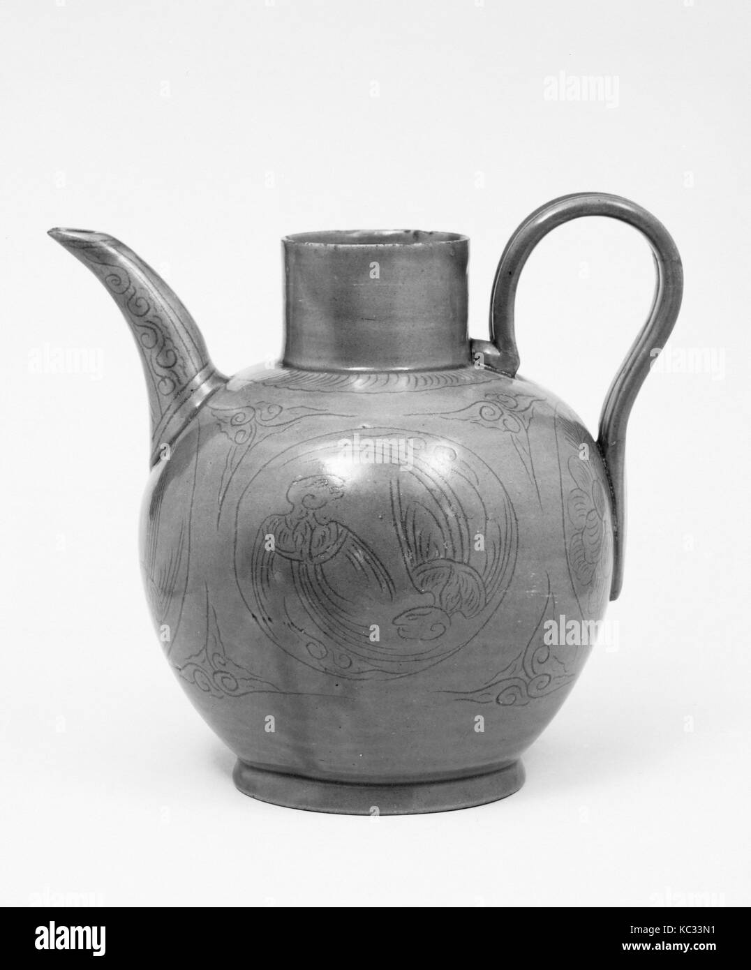 Ewer avec des perroquets, des Cinq Dynasties (907-960), 10e siècle, la Chine, Grès avec décoration incisée sous céladon Banque D'Images