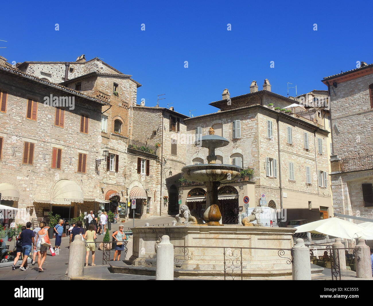 Assise, Italie. La fontaine monumentale qui est sur la place de la