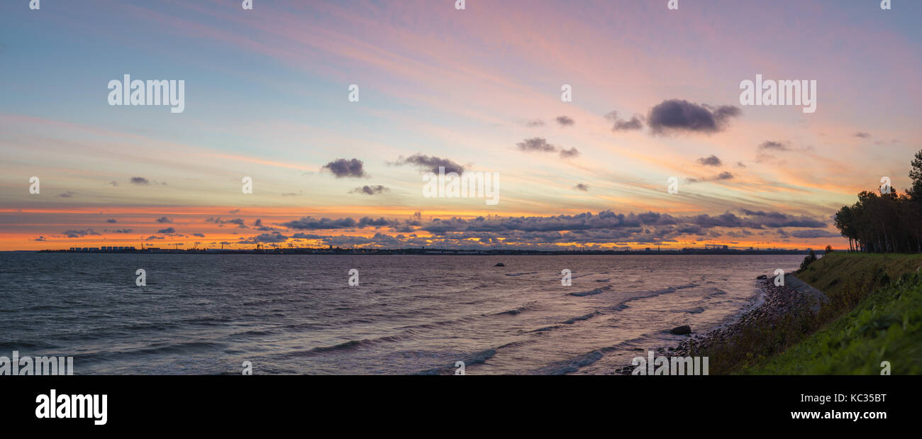 Panorama de la côte de la mer Baltique, la ville de Tallinn et stony skyline à sunrise par matin orageux Banque D'Images