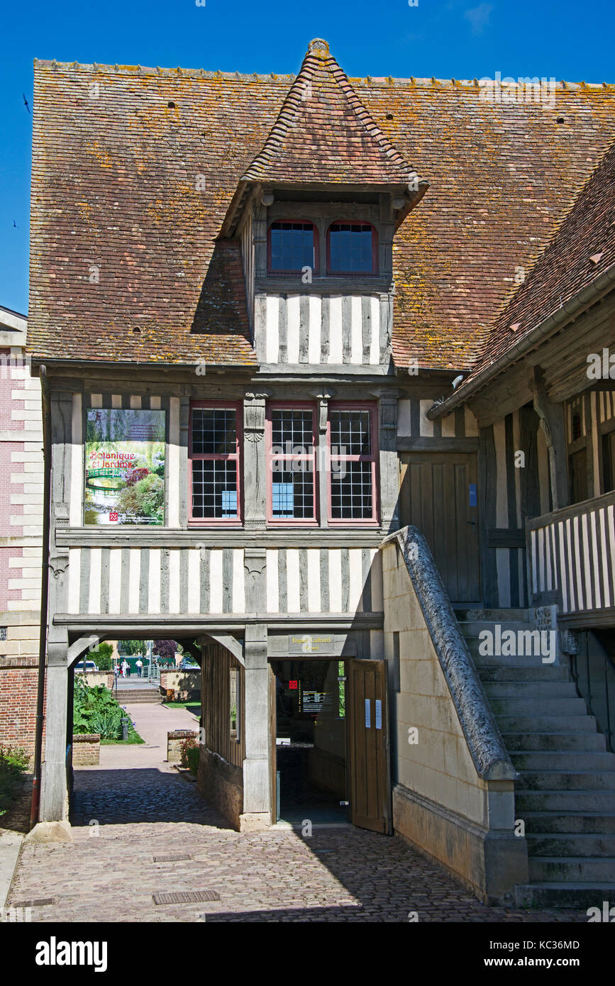 Vieux bâtiment à colombages maintenant informations touristiques sur Pont-L'EVEQUE Calvados Normandie France Banque D'Images