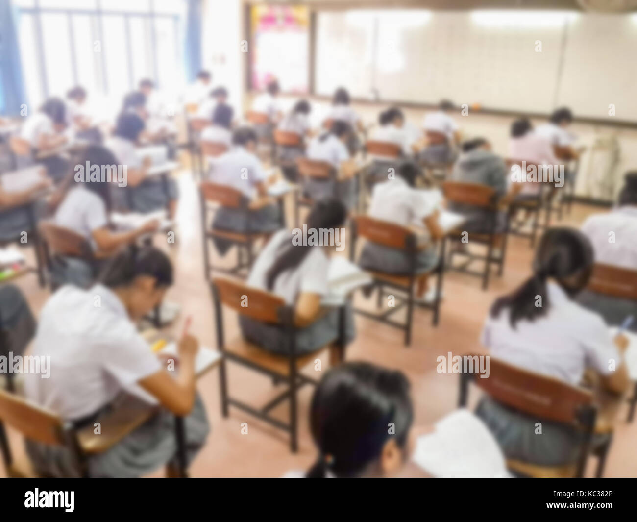 L'école de flou ou de l'université écrit réponse faisant l examen en classe. Banque D'Images