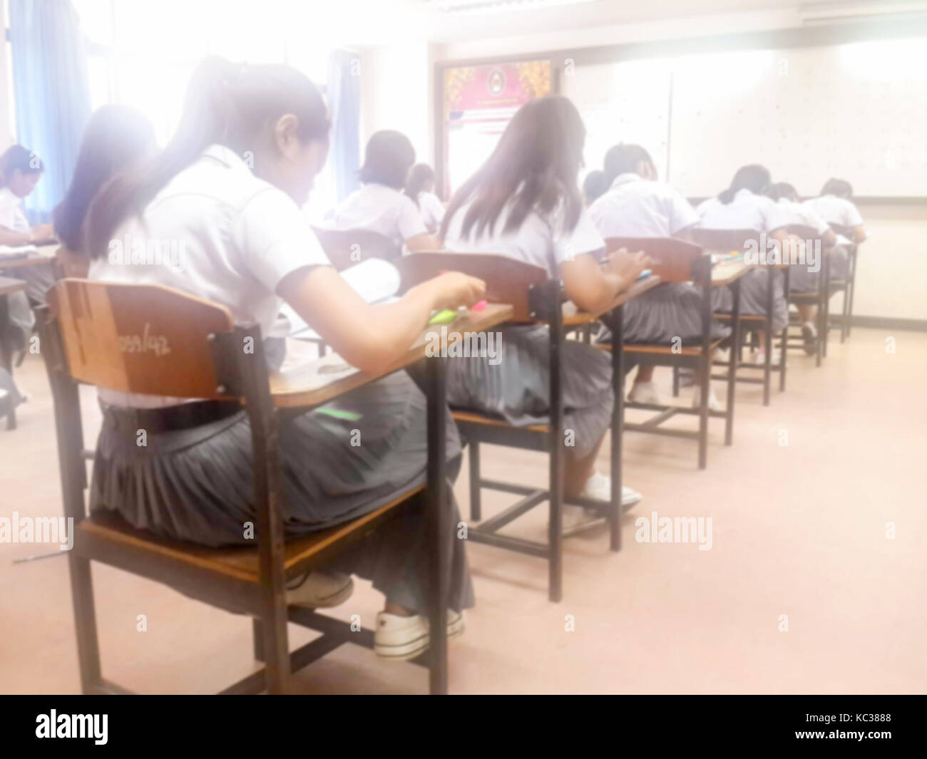 L'école de flou ou de l'université écrit réponse faisant l examen en classe. Banque D'Images