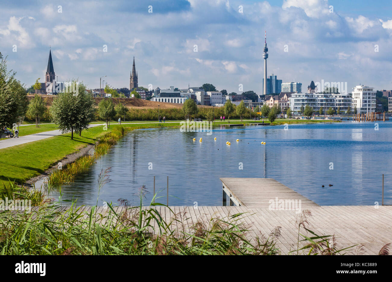 L'Allemagne, en Rhénanie du Nord-Westphalie, Dortmund-Hörde, vue de la Phoenix Lake district de loisirs, qui a été réaménagé à partir de la friche industrielle Banque D'Images