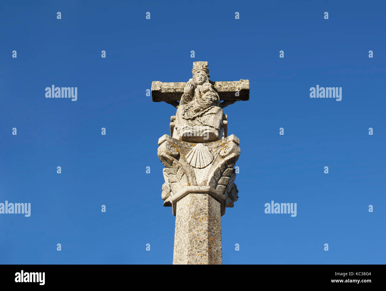 Saint Mary Madonna sculpture avec Shell, un symbole de l'itinéraire passant par Alcuescar appelée Route d'argent ou de manière mozarabe, Estrémadure, Espagne Banque D'Images