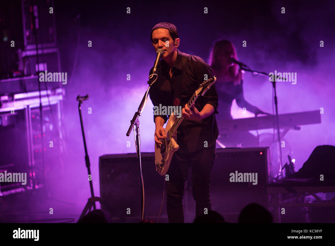 Le groupe de rock anglais Placebo effectue un concert live à Sentrum Scene à Oslo. Chanteur et musicien ici Brian Molko est vu sur scène. La Norvège, 16/10 2016. Banque D'Images