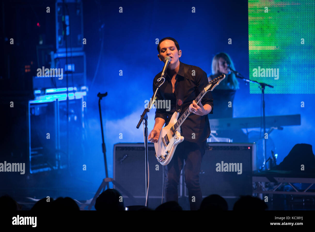 Le groupe de rock anglais Placebo effectue un concert live à Sentrum Scene à Oslo. Chanteur et musicien ici Brian Molko est vu sur scène. La Norvège, 16/10 2016. Banque D'Images