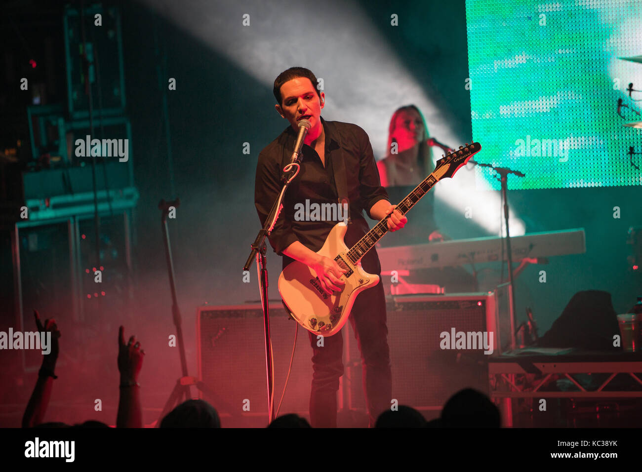 Le groupe de rock anglais Placebo effectue un concert live à Sentrum Scene à Oslo. Chanteur et musicien ici Brian Molko est vu sur scène. La Norvège, 16/10 2016. Banque D'Images