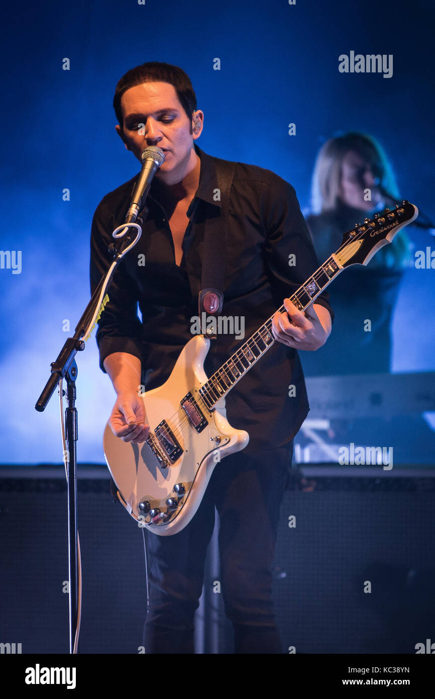 Le groupe de rock anglais Placebo effectue un concert live à Sentrum Scene à Oslo. Chanteur et musicien ici Brian Molko est vu sur scène. La Norvège, 16/10 2016. Banque D'Images