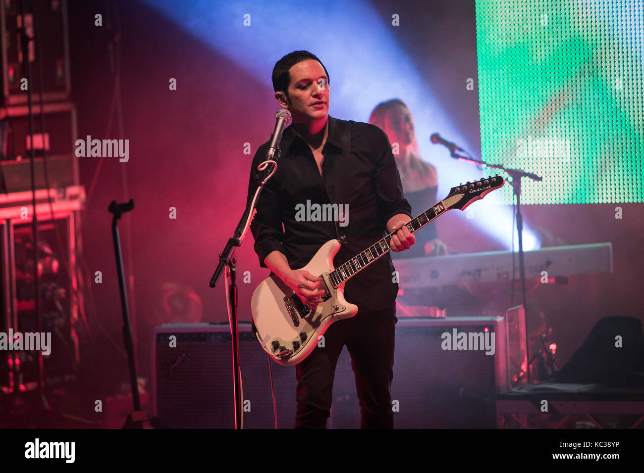 Le groupe de rock anglais Placebo effectue un concert live à Sentrum Scene à Oslo. Chanteur et musicien ici Brian Molko est vu sur scène. La Norvège, 16/10 2016. Banque D'Images