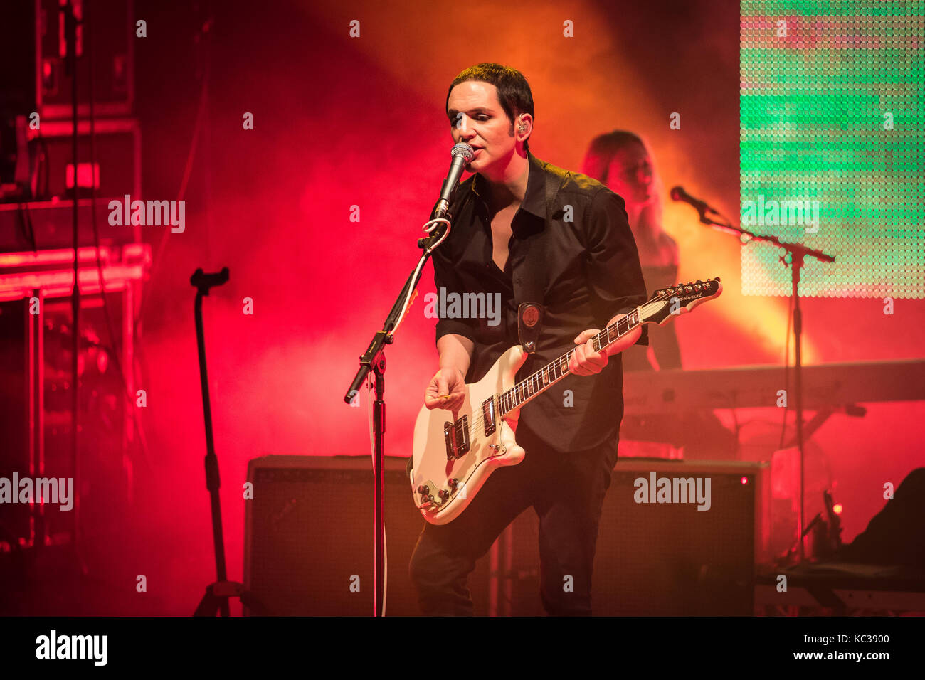 Le groupe de rock anglais Placebo effectue un concert live à Sentrum Scene à Oslo. Chanteur et musicien ici Brian Molko est vu sur scène. La Norvège, 16/10 2016. Banque D'Images