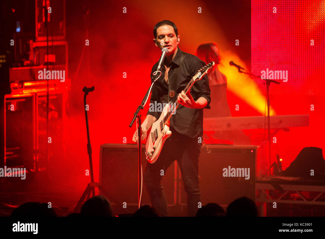 Le groupe de rock anglais Placebo effectue un concert live à Sentrum Scene à Oslo. Chanteur et musicien ici Brian Molko est vu sur scène. La Norvège, 16/10 2016. Banque D'Images