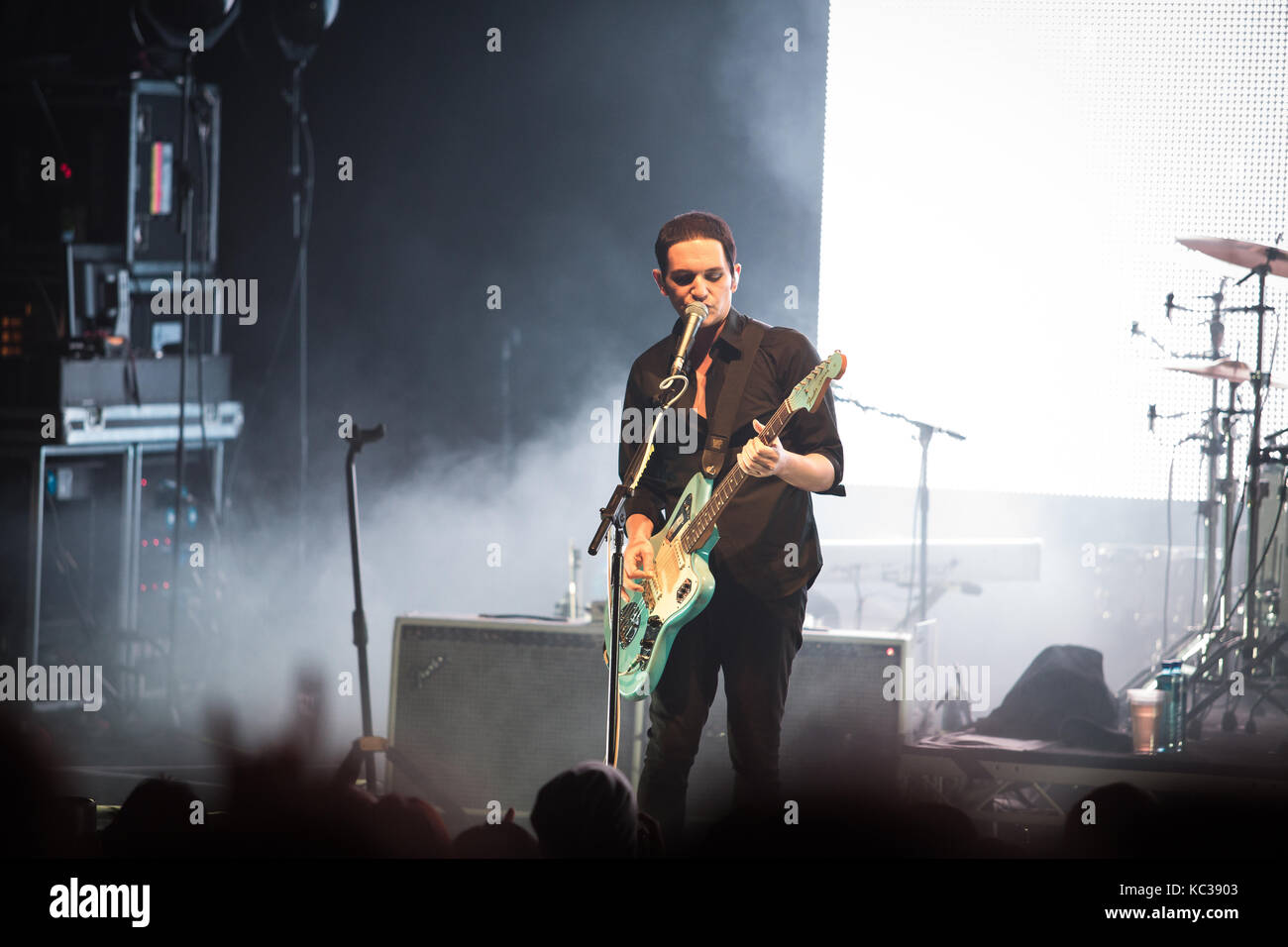 Le groupe de rock anglais Placebo effectue un concert live à Sentrum Scene à Oslo. Chanteur et musicien ici Brian Molko est vu sur scène. La Norvège, 16/10 2016. Banque D'Images
