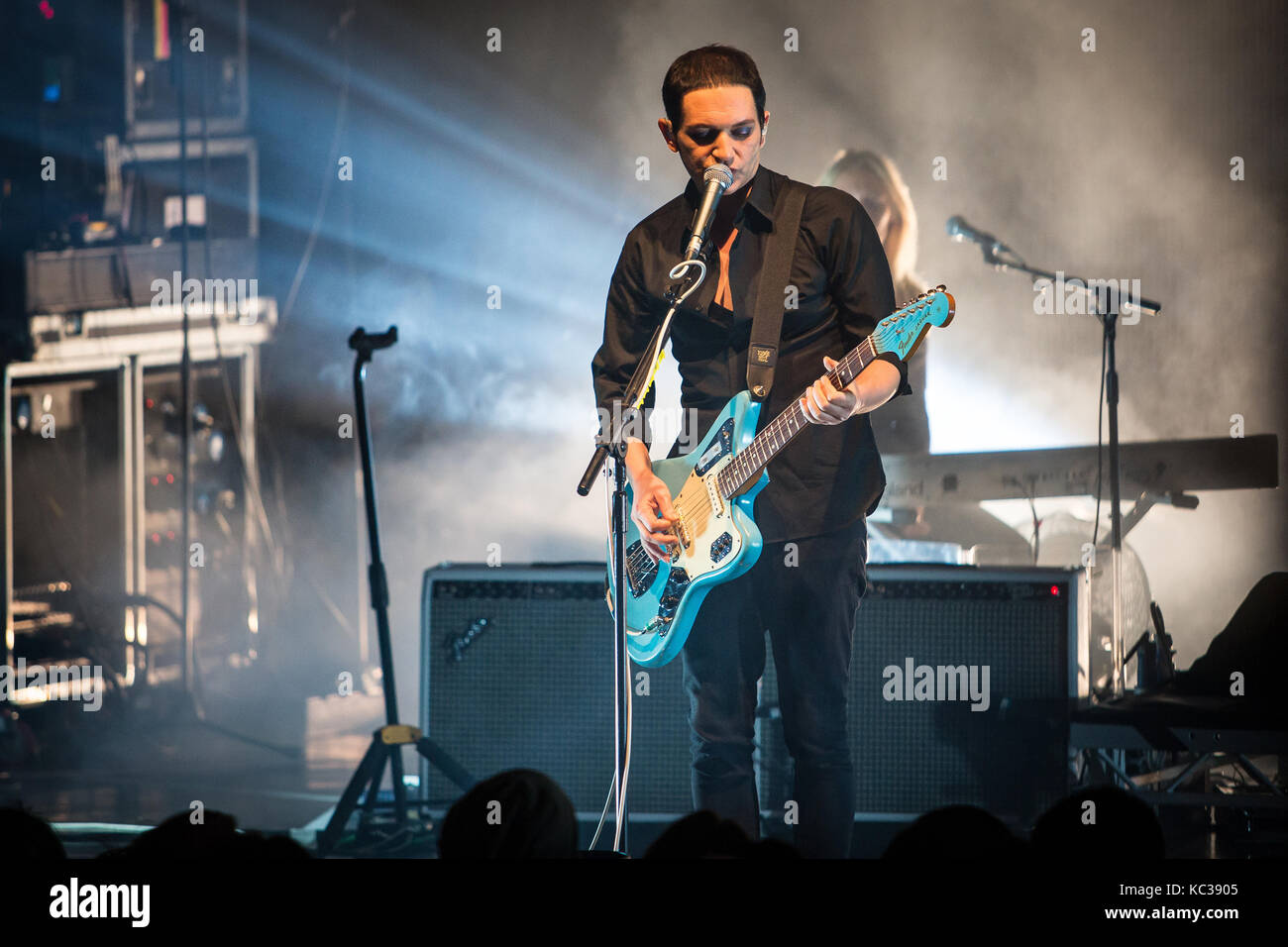 Le groupe de rock anglais Placebo effectue un concert live à Sentrum Scene à Oslo. Chanteur et musicien ici Brian Molko est vu sur scène. La Norvège, 16/10 2016. Banque D'Images