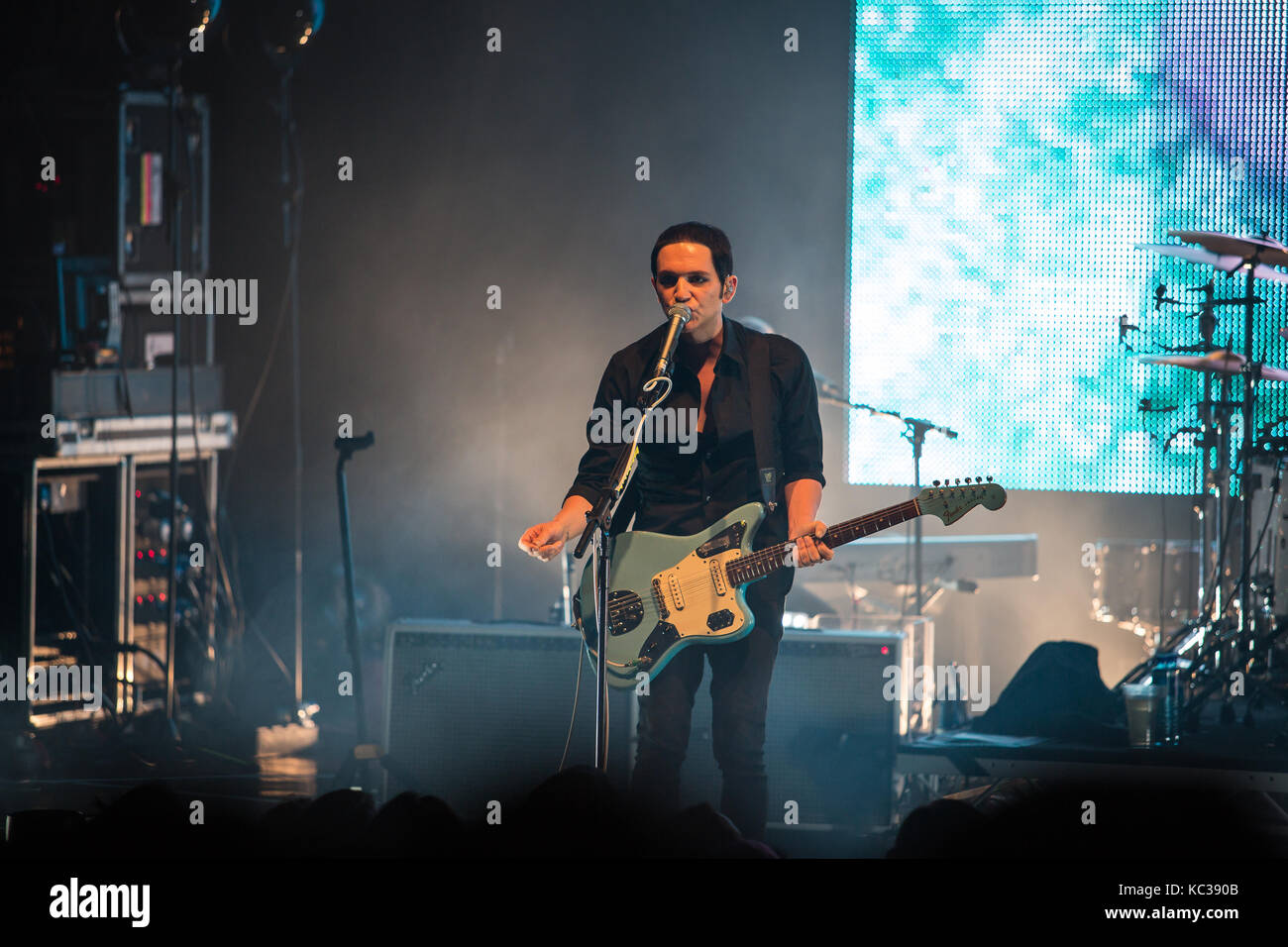 Le groupe de rock anglais Placebo effectue un concert live à Sentrum Scene à Oslo. Chanteur et musicien ici Brian Molko est vu sur scène. La Norvège, 16/10 2016. Banque D'Images