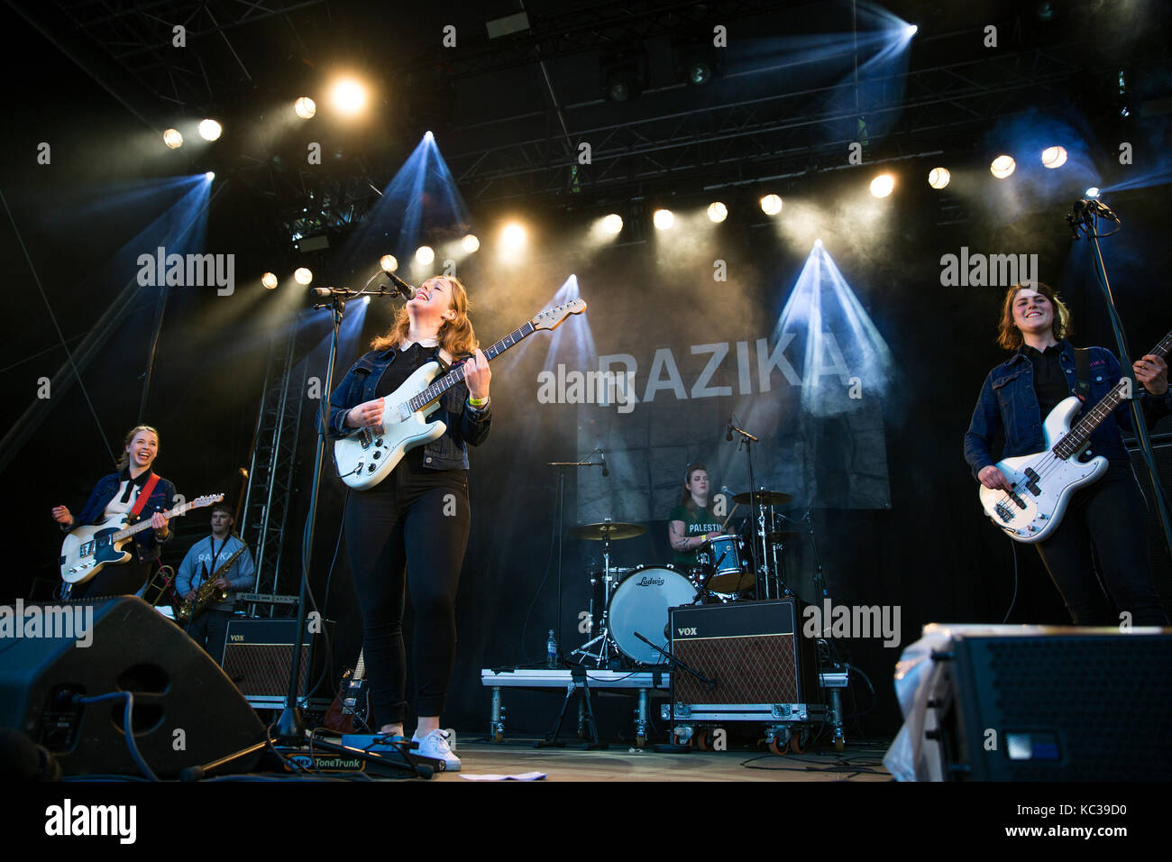 Le groupe rock indé norvégien Razika joue un concert au festival de musique norvégien Bergenfest 2015 à Bergen. Norvège, 14/06 2015. Banque D'Images