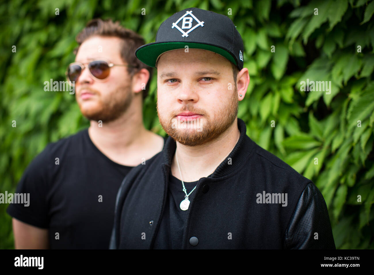 Le duo de rock britannique Royal Blood se compose de la chanteuse et de la bassiste Mike Kerr (dos) et du batteur Ben Thatcher (avant). Ici, le duo de rock de garage est dépeint en coulisses au festival de musique norvégien Øyafestivalen 2014. Norvège, 09/08 2014. Banque D'Images