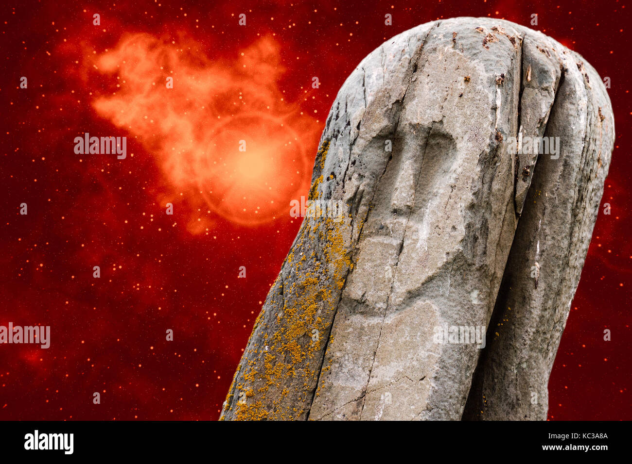 La pierre ancienne idole rituel (totem) avec un univers de droit - l'espace, les étoiles, nébuleuse, explosion de supernova - comme arrière-plan. Banque D'Images