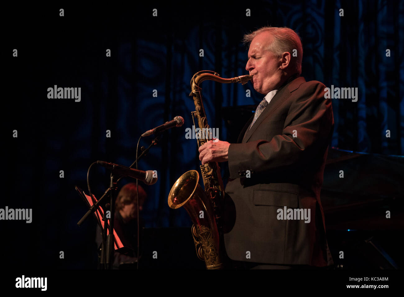 Le musicien de jazz américain et le saxophoniste Scott Hamilton effectue un concert live à cosmopolite à Oslo. La Norvège, 23/03 2017. Banque D'Images