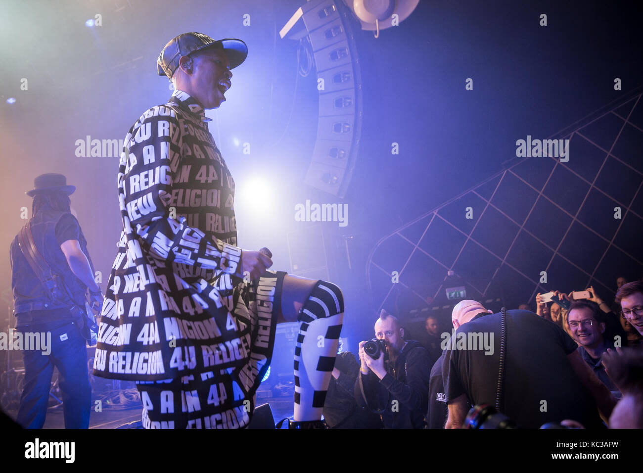 Le groupe britannique de rock Skunk Anansie joue un concert au Sentrum Scene d'Oslo. Ici, la peau de chanteur est vue parmi la foule de concerts. Norvège, 01/03 2017. Banque D'Images