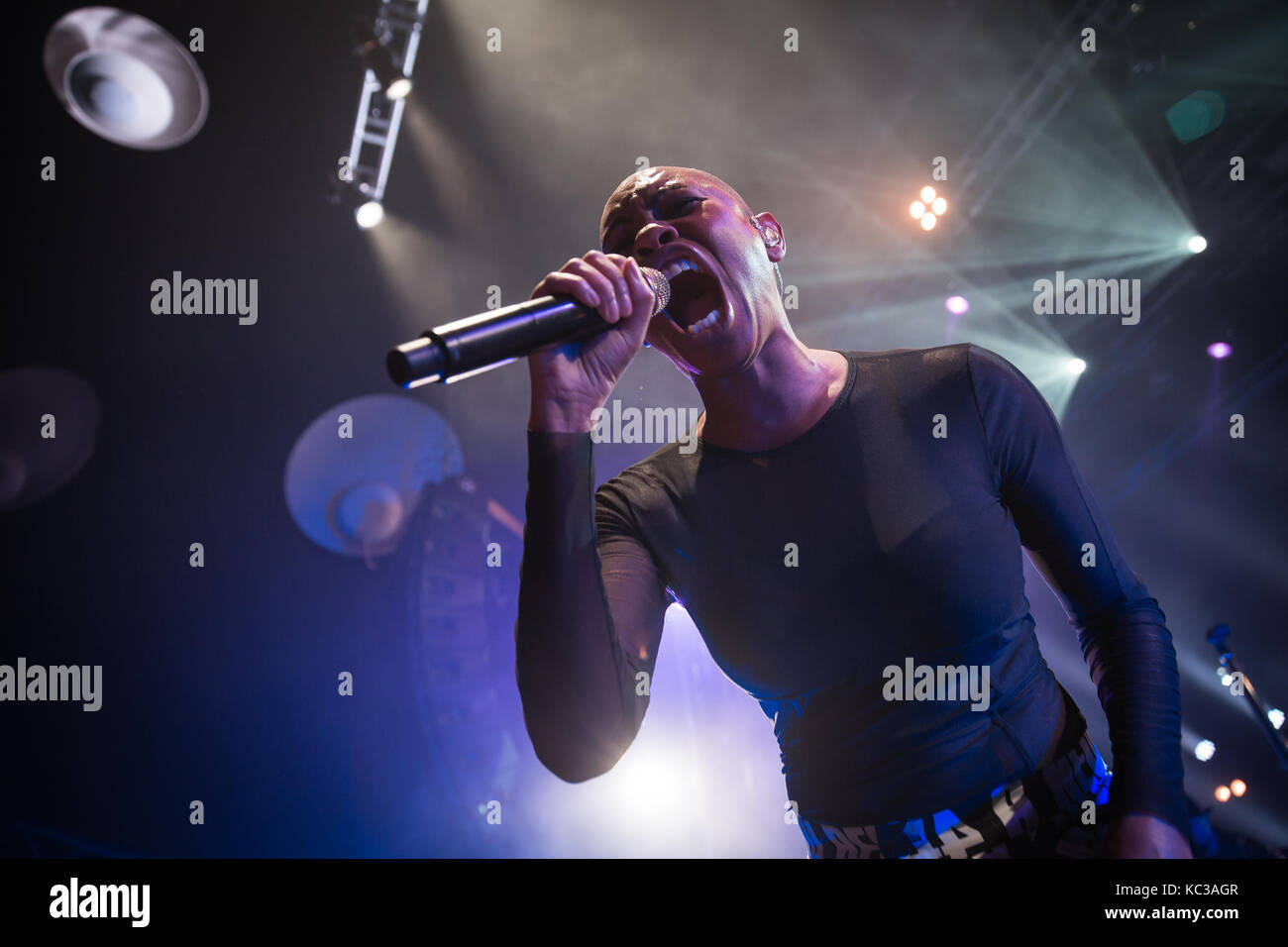 Le groupe de rock britannique Skunk Anansie effectue un concert live à Sentrum Scene à Oslo. Ici la peau est chanteuse vu sur scène. La Norvège, 01/03 2017. Banque D'Images