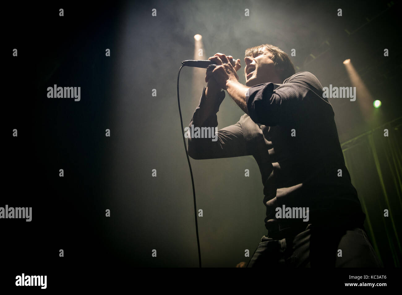 Le daim, le groupe de rock anglais, effectue un concert live à Sentrum Scene à Oslo. Ici chanteur, auteur-compositeur et musicien Brett Anderson est vu sur scène. La Norvège, 02/02 2016. Banque D'Images