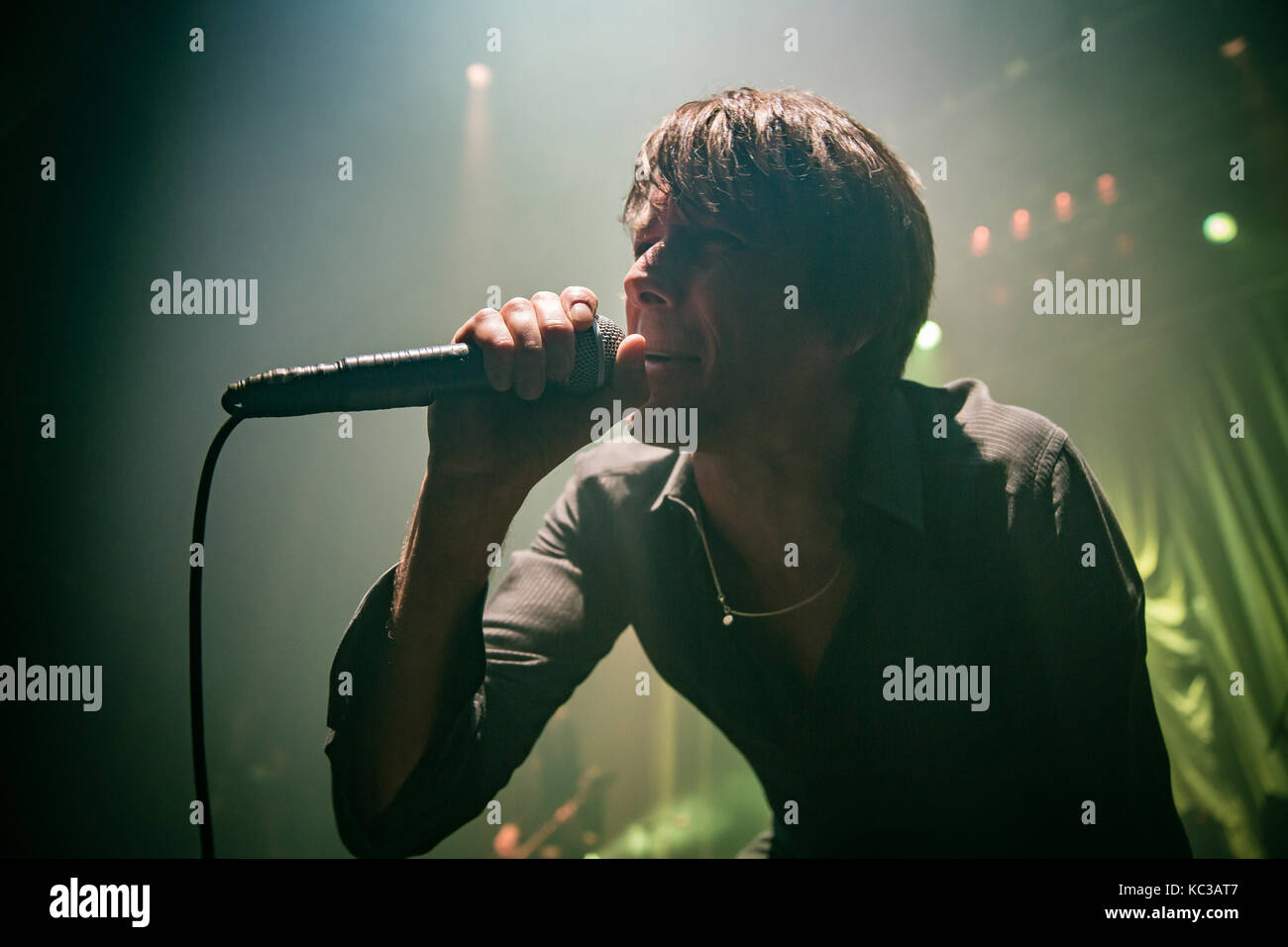 Le daim, le groupe de rock anglais, effectue un concert live à Sentrum Scene à Oslo. Ici chanteur, auteur-compositeur et musicien Brett Anderson est vu sur scène. La Norvège, 02/02 2016. Banque D'Images