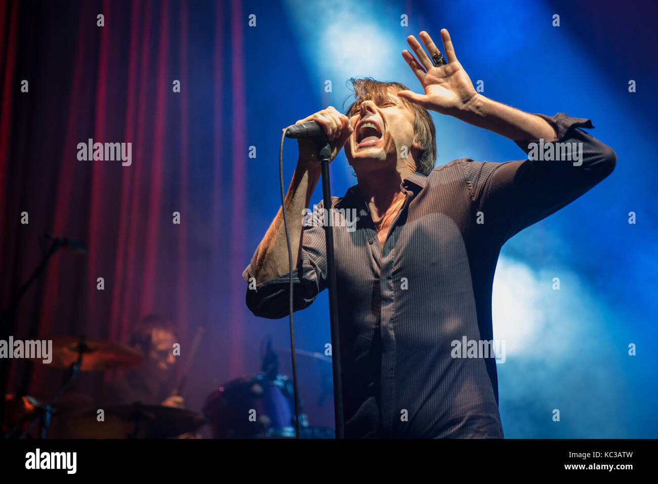 Le daim, le groupe de rock anglais, effectue un concert live à Sentrum Scene à Oslo. Ici chanteur, auteur-compositeur et musicien Brett Anderson est vu sur scène. La Norvège, 02/02 2016. Banque D'Images