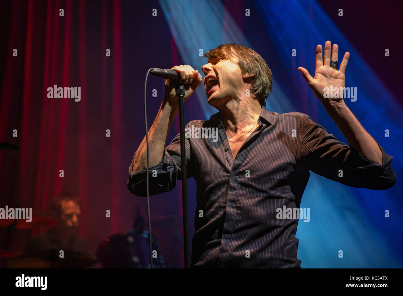 Le daim, le groupe de rock anglais, effectue un concert live à Sentrum Scene à Oslo. Ici chanteur, auteur-compositeur et musicien Brett Anderson est vu sur scène. La Norvège, 02/02 2016. Banque D'Images