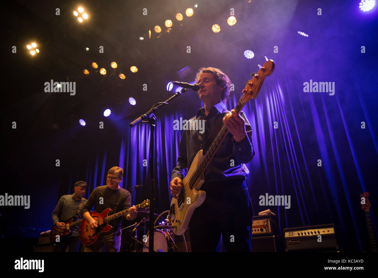 Le groupe de rock alternatif écossais Teenage Fanclub effectue un concert live de la Rockefeller à Oslo. Ici bassiste Gerard l'amour est vu sur scène. La Norvège, 13/02 2017. Banque D'Images