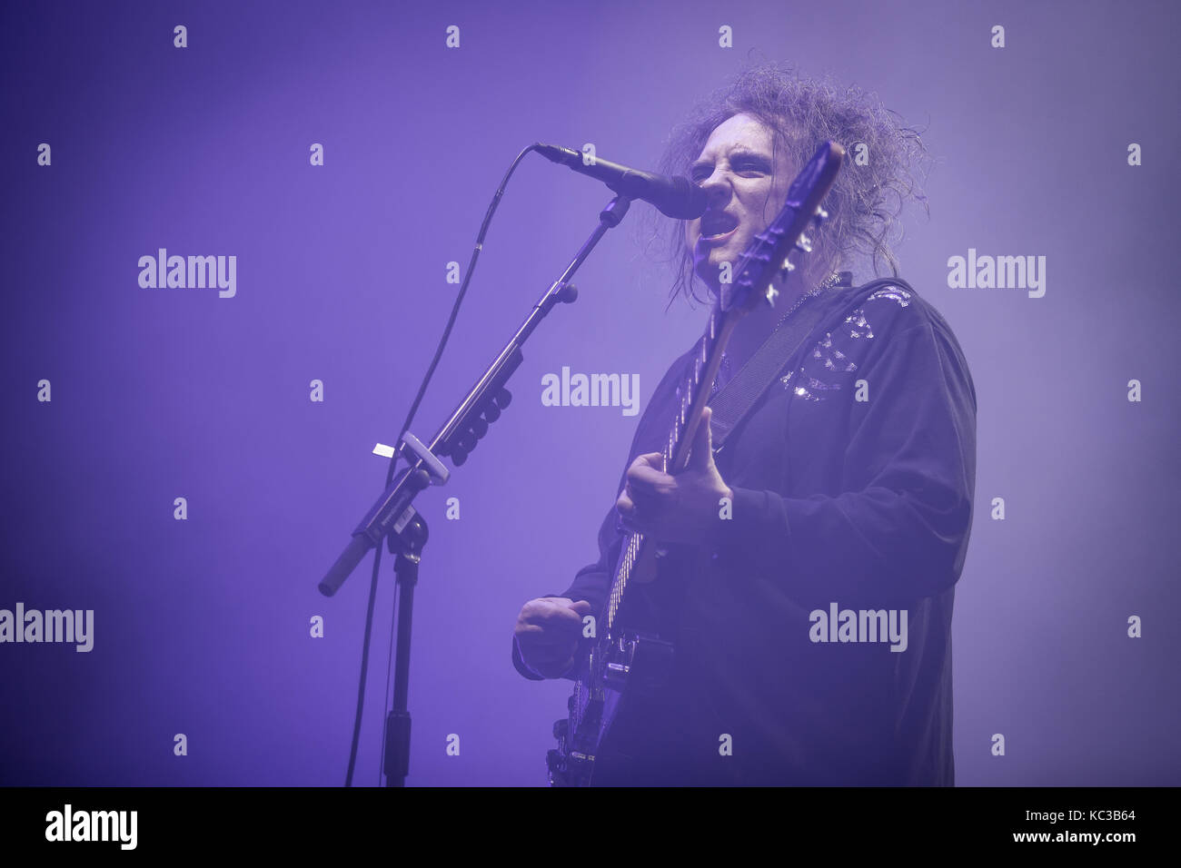 Le groupe de rock anglais The Cure effectue un concert live à Oslo Spektrum. Ici chanteur, auteur-compositeur et musicien Robert Smith est vu sur scène. La Norvège, 11/10 2016. Banque D'Images