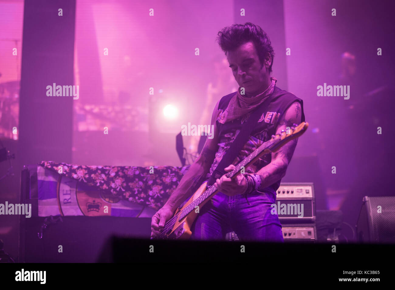 Le groupe de rock anglais The Cure effectue un concert live à Oslo Spektrum. Ici bassiste Simon Gallup est vu sur scène. La Norvège, 11/10 2016. Banque D'Images