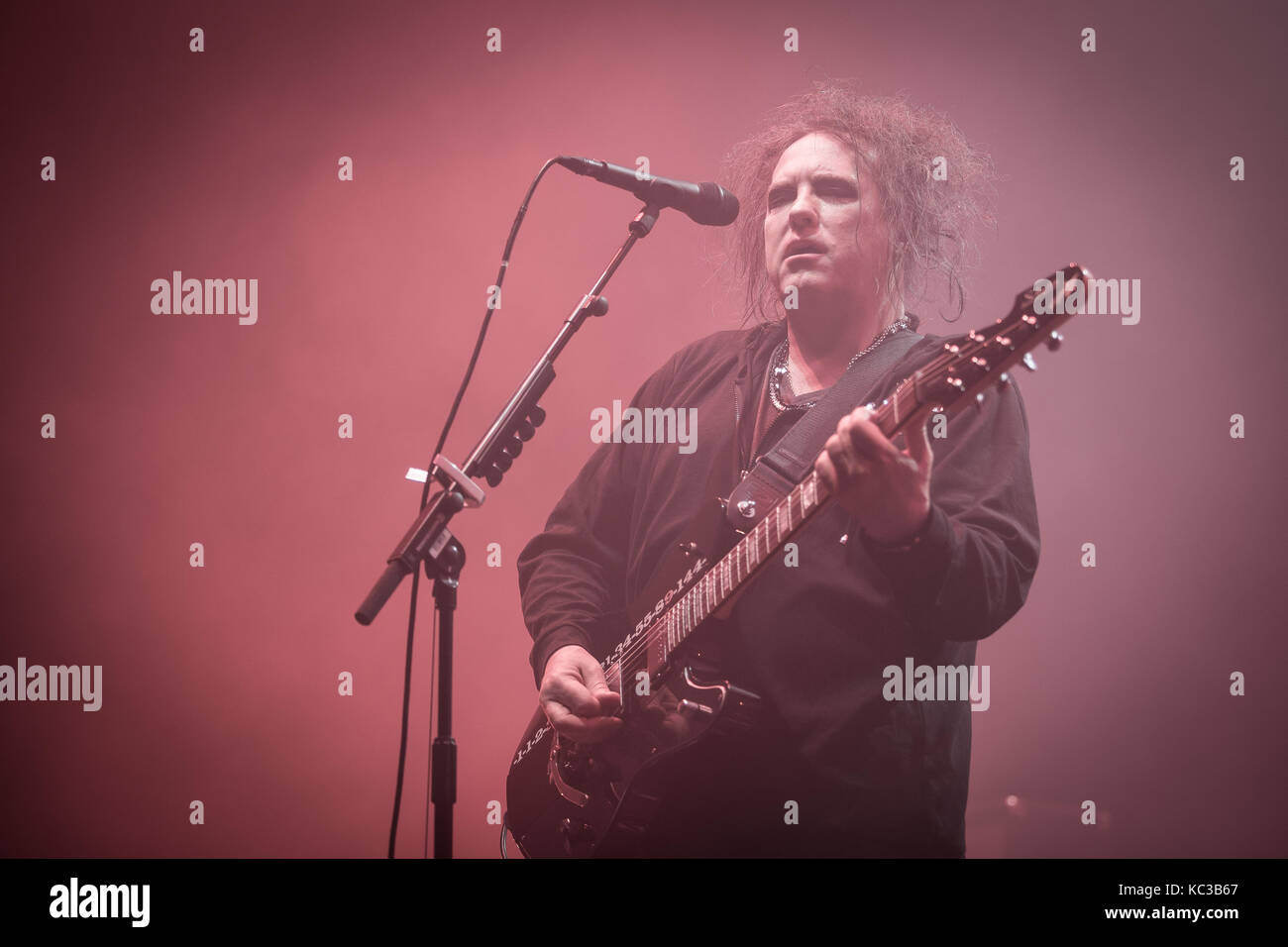 Le groupe de rock anglais The Cure effectue un concert live à Oslo Spektrum. Ici chanteur, auteur-compositeur et musicien Robert Smith est vu sur scène. La Norvège, 11/10 2016. Banque D'Images
