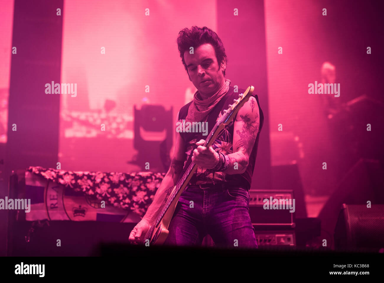 Le groupe de rock anglais The Cure effectue un concert live à Oslo Spektrum. Ici bassiste Simon Gallup est vu sur scène. La Norvège, 11/10 2016. Banque D'Images