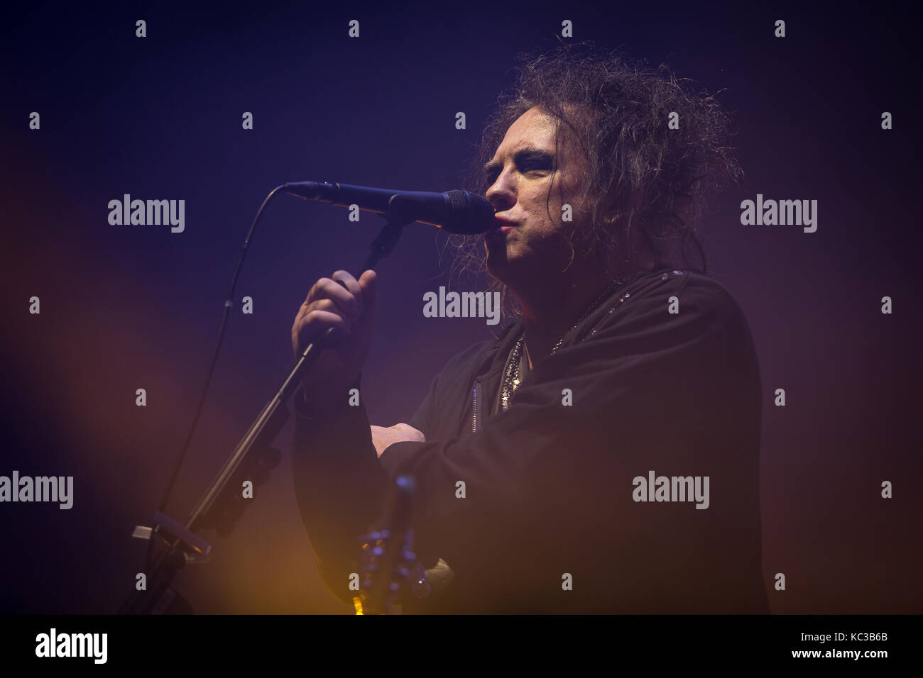 Le groupe de rock anglais The Cure effectue un concert live à Oslo Spektrum. Ici chanteur, auteur-compositeur et musicien Robert Smith est vu sur scène. La Norvège, 11/10 2016. Banque D'Images