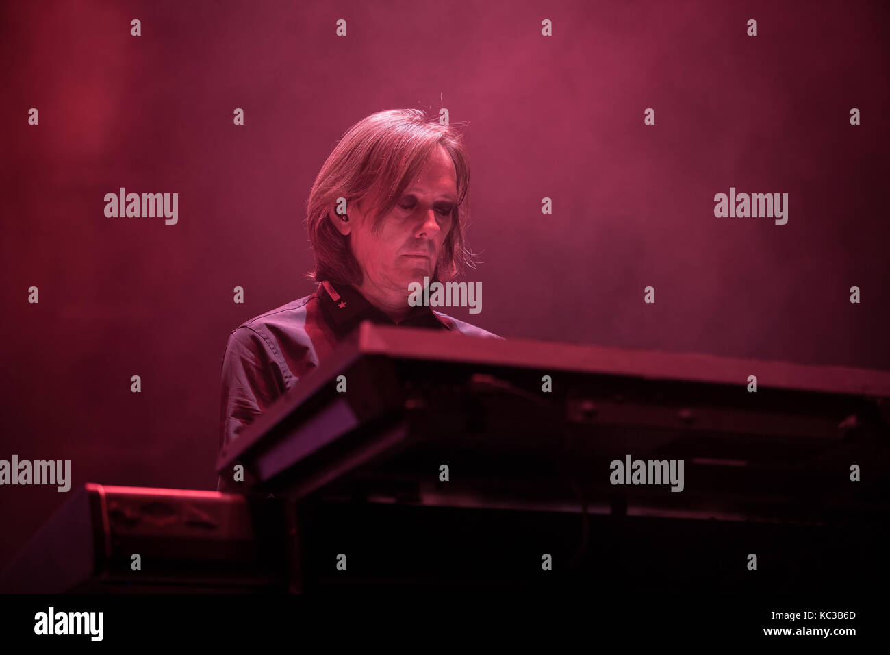 Le groupe de rock anglais The Cure effectue un concert live à Oslo Spektrum. Ici claviériste Roger O'Donnell est vu sur scène. La Norvège, 11/10 2016. Banque D'Images
