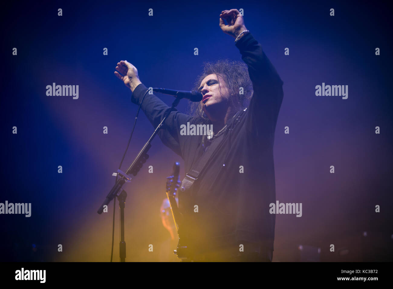 Le groupe de rock anglais The Cure effectue un concert live à Oslo Spektrum. Ici chanteur, auteur-compositeur et musicien Robert Smith est vu sur scène. La Norvège, 11/10 2016. Banque D'Images