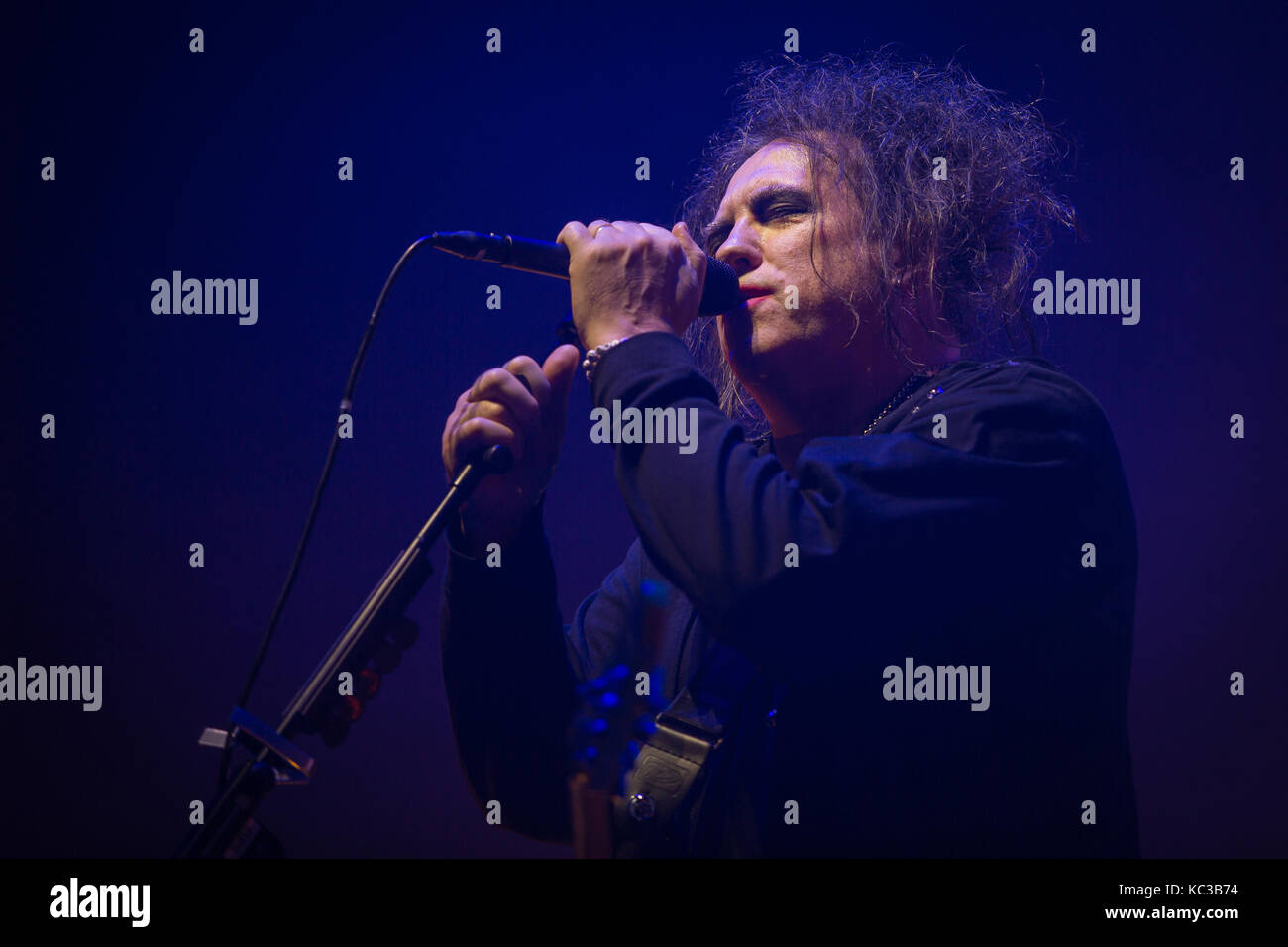 Le groupe de rock anglais The Cure effectue un concert live à Oslo Spektrum. Ici chanteur, auteur-compositeur et musicien Robert Smith est vu sur scène. La Norvège, 11/10 2016. Banque D'Images
