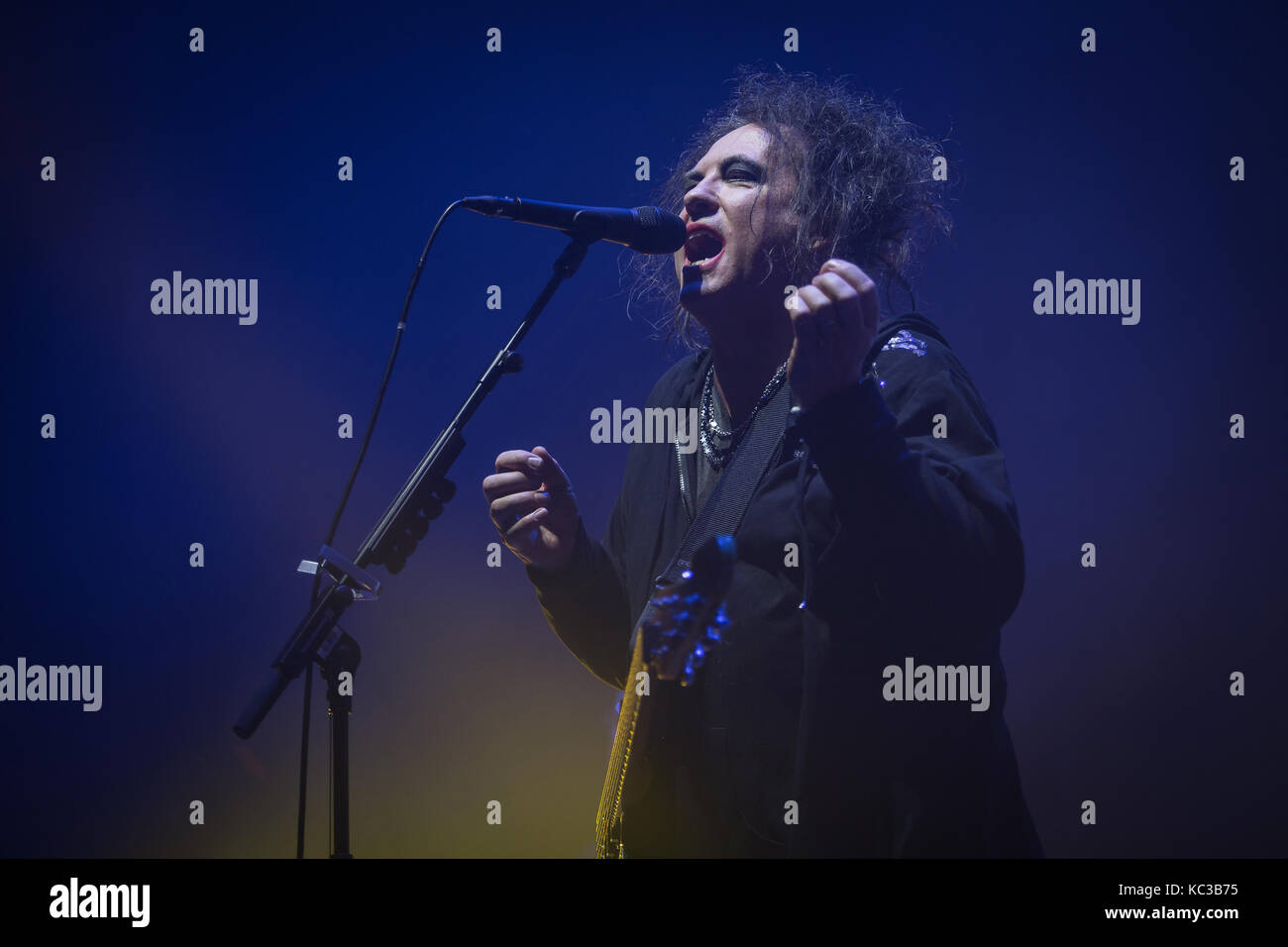 Le groupe de rock anglais The Cure effectue un concert live à Oslo Spektrum. Ici chanteur, auteur-compositeur et musicien Robert Smith est vu sur scène. La Norvège, 11/10 2016. Banque D'Images