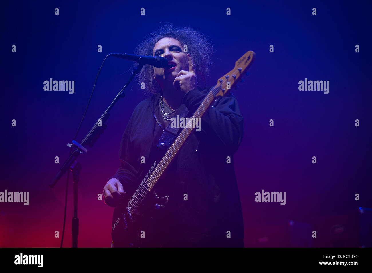 Le groupe de rock anglais The Cure effectue un concert live à Oslo Spektrum. Ici chanteur, auteur-compositeur et musicien Robert Smith est vu sur scène. La Norvège, 11/10 2016. Banque D'Images