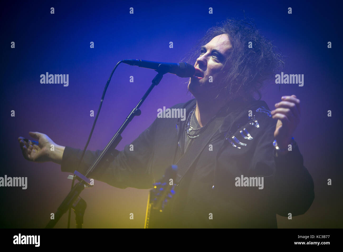 Le groupe de rock anglais The Cure effectue un concert live à Oslo Spektrum. Ici chanteur, auteur-compositeur et musicien Robert Smith est vu sur scène. La Norvège, 11/10 2016. Banque D'Images