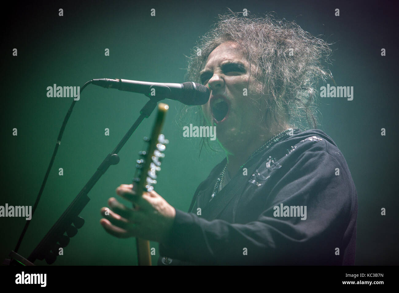 Le groupe de rock anglais The Cure effectue un concert live à Oslo Spektrum. Ici chanteur, auteur-compositeur et musicien Robert Smith est vu sur scène. La Norvège, 11/10 2016. Banque D'Images