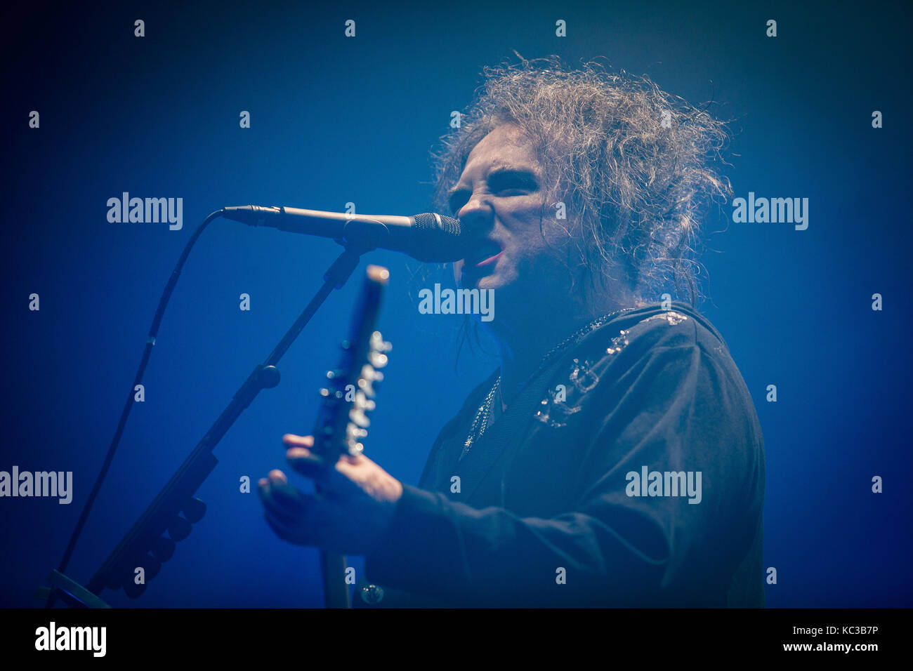 Le groupe de rock anglais The Cure effectue un concert live à Oslo Spektrum. Ici chanteur, auteur-compositeur et musicien Robert Smith est vu sur scène. La Norvège, 11/10 2016. Banque D'Images
