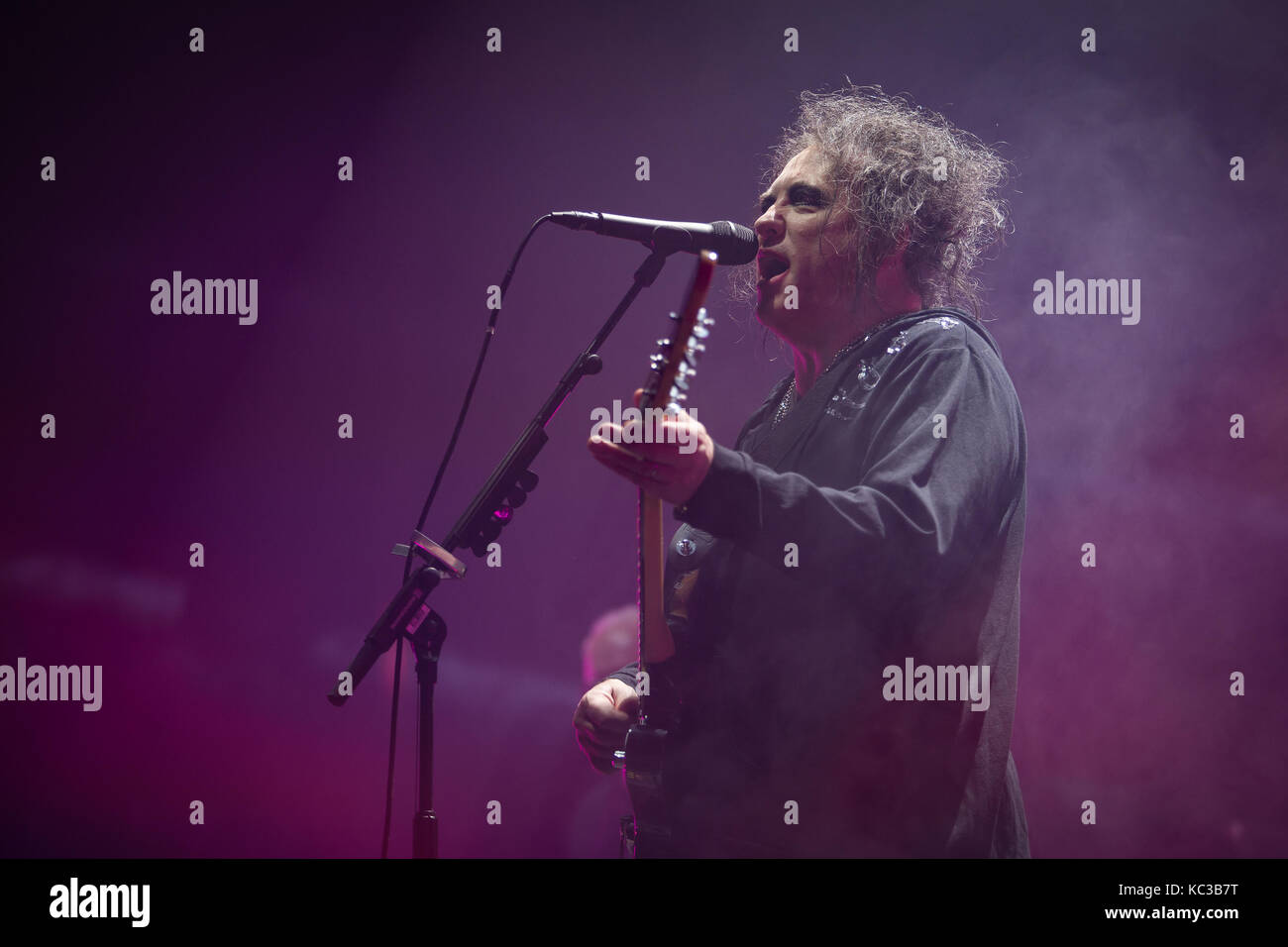 Le groupe de rock anglais The Cure effectue un concert live à Oslo Spektrum. Ici chanteur, auteur-compositeur et musicien Robert Smith est vu sur scène. La Norvège, 11/10 2016. Banque D'Images
