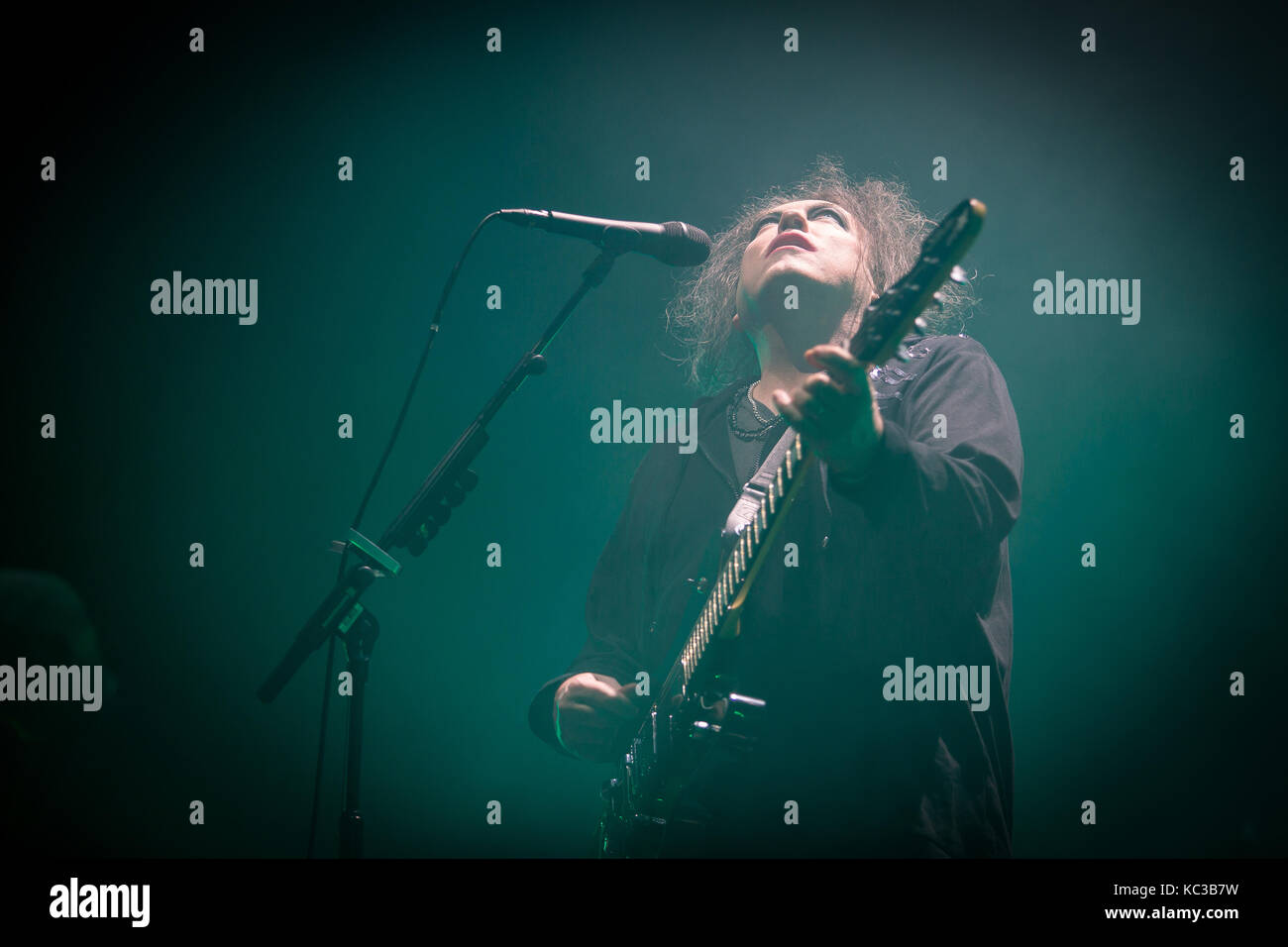 Le groupe de rock anglais The Cure effectue un concert live à Oslo Spektrum. Ici chanteur, auteur-compositeur et musicien Robert Smith est vu sur scène. La Norvège, 11/10 2016. Banque D'Images